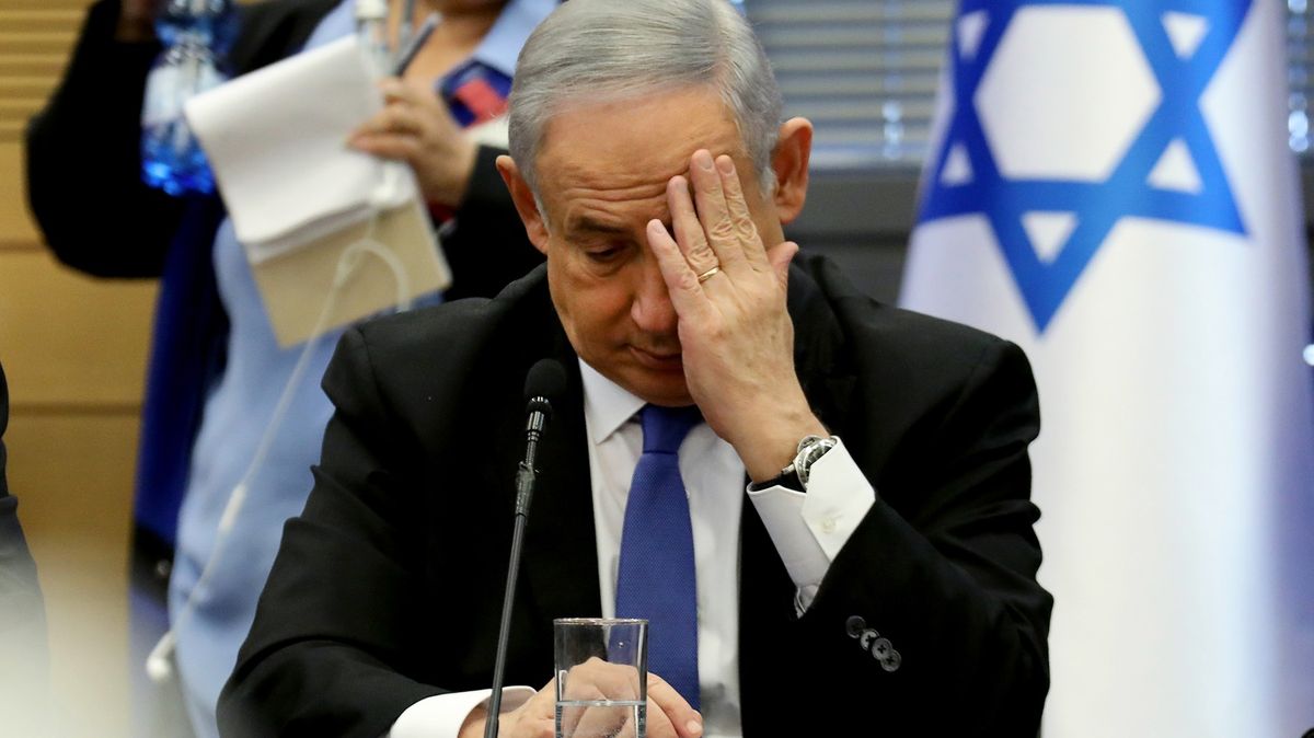 Netanjahu jezdí do Washingtonu prát špinavé prádlo. A to doslova
